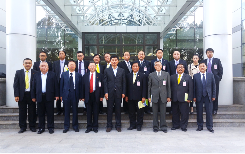 各領導與考察團合照 - 齊齊哈爾市委書記、市人大常委會主任韓冬炎先生（前排左五），龍沙區委書記孫繼洲先生（前排左三），北方特種合金高科技有限公司董事長曲誠遠先生（前排左二）