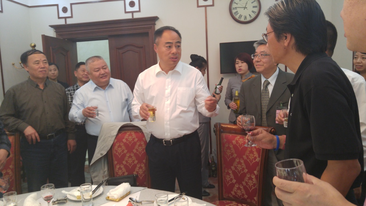 齊齊哈爾市市長孫珅先生（左三）設宴款待香港商會考察團