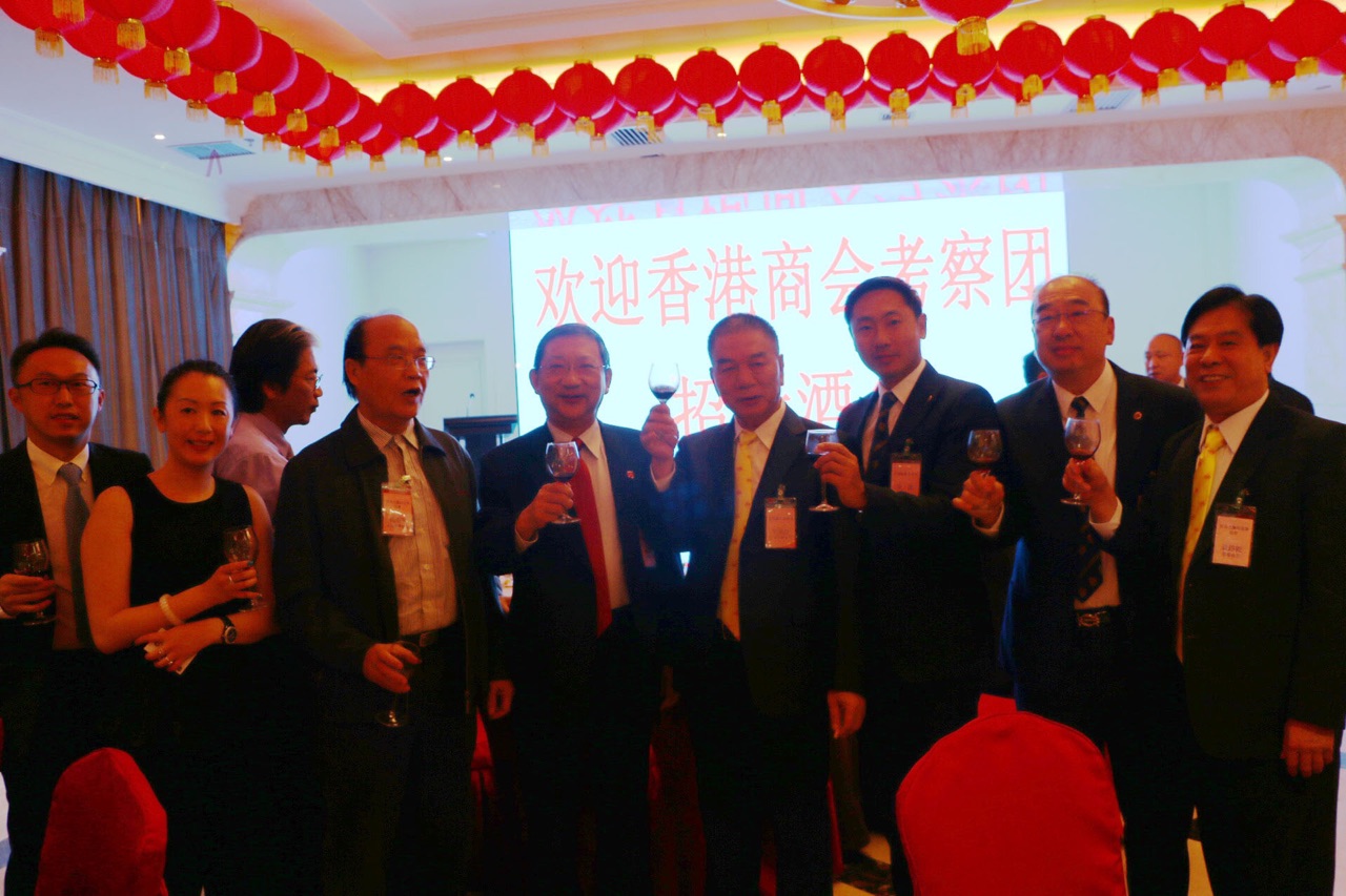 香港商會考察團團員出席歡迎酒會(右起：1、香港金屬製造業協會榮譽會長黃路乾先生；2、香港電鍍業商會副會長朱江俠先生；3、香港電鍍業商會會長陳偉先生；4、香港鑄造總會永遠榮譽會長梁煥操先生；5、中國鑄造協會副理事長姜永正博士；6、香港金屬製造業協會永遠榮譽會長周海平先生；7、香港三維打印協會會長冼慧研女士；8、嘉瑞集團新産業拓展高級經理尤智豪先生)