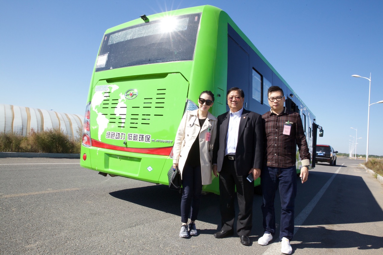 參觀黑龍江龍華汽車有限公司，試乘電動汽車(左起：1、香港三維打印協會會長冼慧妍女士；2、嘉瑞集團主席李遠發先生；3、國際汽車及航空工程師學會-香港主席周浩文先生)